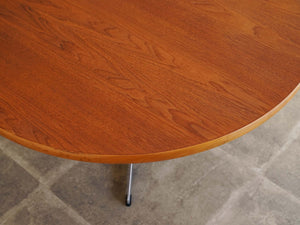 Arne Jacobsen（アルネ・ヤコブセン）の丸テーブルの天板の木目