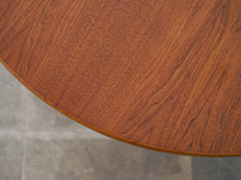 画像をギャラリービューアに読み込む, Arne Jacobsen（アルネ・ヤコブセン）の丸テーブルの天板のチーク木目
