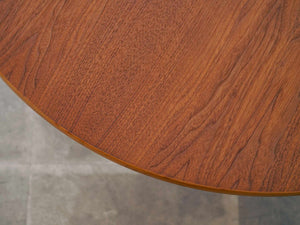 Arne Jacobsen（アルネ・ヤコブセン）の丸テーブルの天板のチーク木目