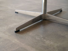 画像をギャラリービューアに読み込む, Arne Jacobsen（アルネ・ヤコブセン）の丸テーブルの脚
