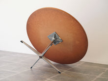 画像をギャラリービューアに読み込む, Arne Jacobsen（アルネ・ヤコブセン）の丸テーブルの裏面
