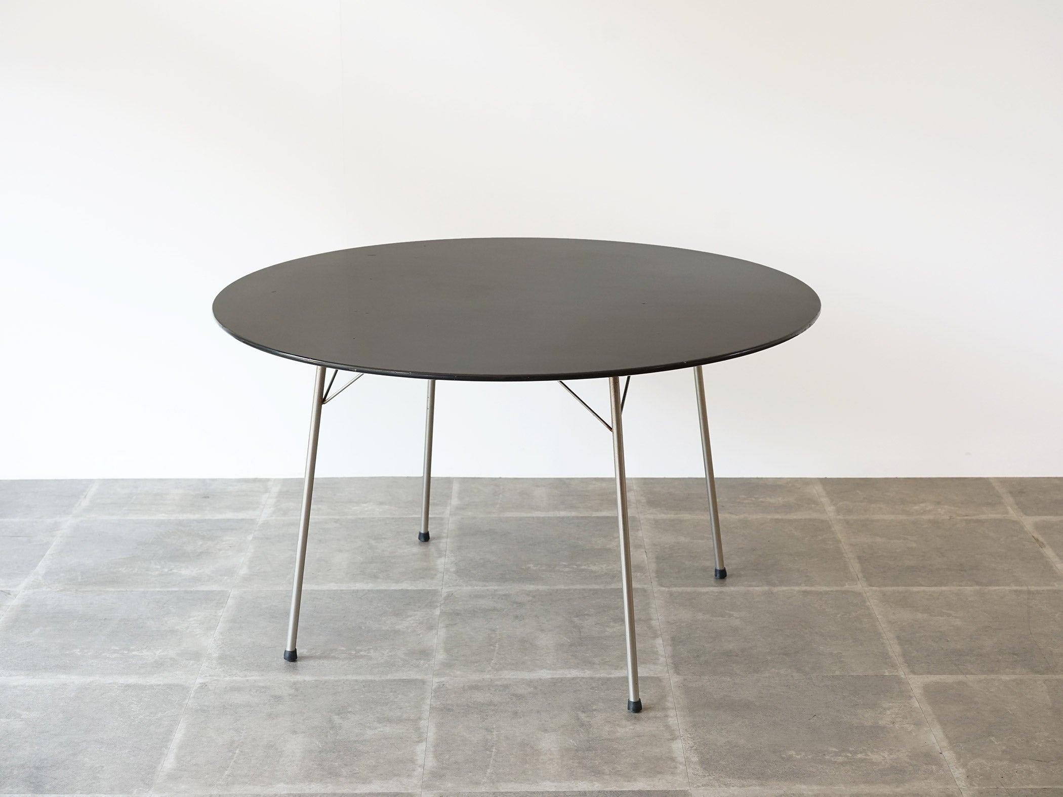Arne Jacobsen（アルネ・ヤコブセン）モデル3600テーブル 黒い丸
