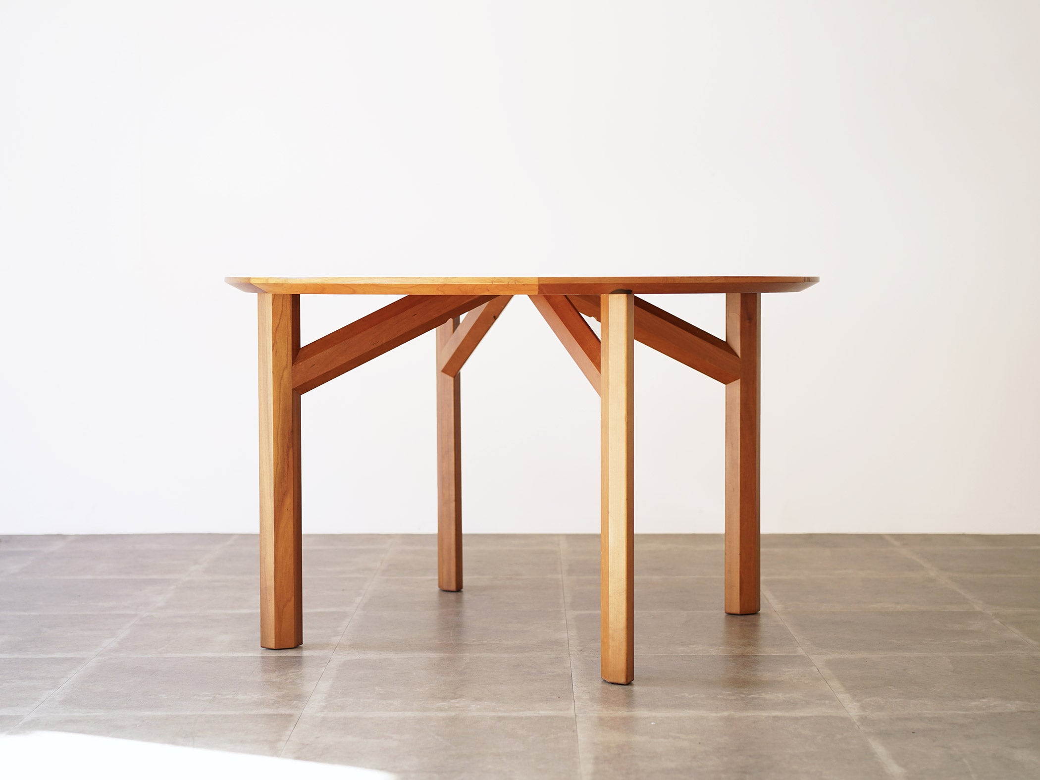 Rud Thygesen & Johnny Sørensen Chair（ルド・チューエセン＆ ジョニー・ソーレンセン）ダイニングテーブル 丸テーブル  円卓 ｜ 北欧家具・ヴィンテージ家具– KONDO