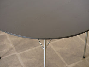 ヤコブセンのテーブルの天板と脚