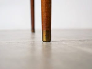 Anton Kildebergのコーヒーテーブルの脚先の真鍮のカバー