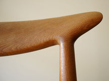 画像をギャラリービューアに読み込む, Hans J. Wegner W2 Chair オーク材の木目

