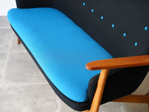 デンマークデザインのソファの座面は青