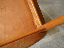 画像をギャラリービューアに読み込む, モーエンセンの椅子の座面裏の接続部
