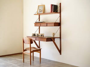 デンマークデザインのウォールシェルフと机と椅子