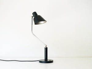 デンマークデザインLyfa製の黒いテーブルランプ