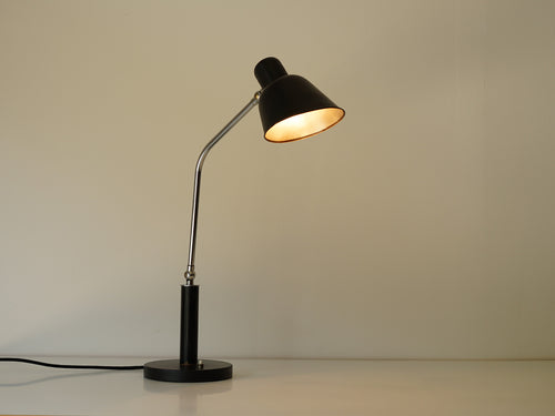 デンマークデザインLyfa製の黒いテーブルランプの照明イメージ