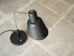 デンマークデザインLyfa製の黒いテーブルランプを上から