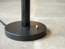 画像をギャラリービューアに読み込む, デンマークデザインLyfa製の黒いテーブルランプの土台にあるスイッチ
