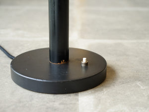 デンマークデザインLyfa製の黒いテーブルランプの土台にあるスイッチ
