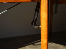 画像をギャラリービューアに読み込む, モーエンセンのテーブルの日差し下での脚
