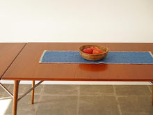画像をギャラリービューアに読み込む, モーエンセンのテーブルの使用イメージの天板アップ
