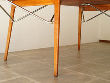 画像をギャラリービューアに読み込む, モーエンセンのテーブルの脚と金具
