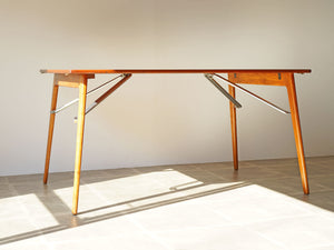 モーエンセンのテーブルの延長板なしの全体図水平から