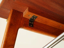 画像をギャラリービューアに読み込む, モーエンセンのテーブルの天板裏金具アップ
