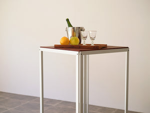 Hanne Kjærholm（ハンネ・ケアホルム）のハイテーブルとワインとフルーツ