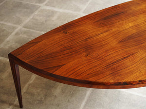Johannes Andersenのテーブルのローズウッドの木目