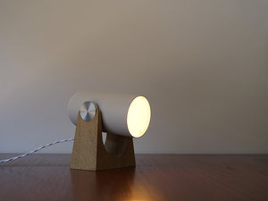 Markus JohanssonのCarronade（カロネード）卓上ランプの点灯イメージ