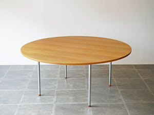 Hans J. Wegner（ハンスJウェグナー）のダイニングテーブルJH752は丸いテーブル