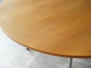 Hans J. Wegner（ハンスJウェグナー）のダイニングテーブルJH752のオーク材木目