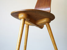 画像をギャラリービューアに読み込む, Bengt Rudaがデザインした椅子Grillの脚
