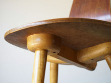 画像をギャラリービューアに読み込む, Bengt Rudaがデザインした椅子Grillの座面と脚の接続
