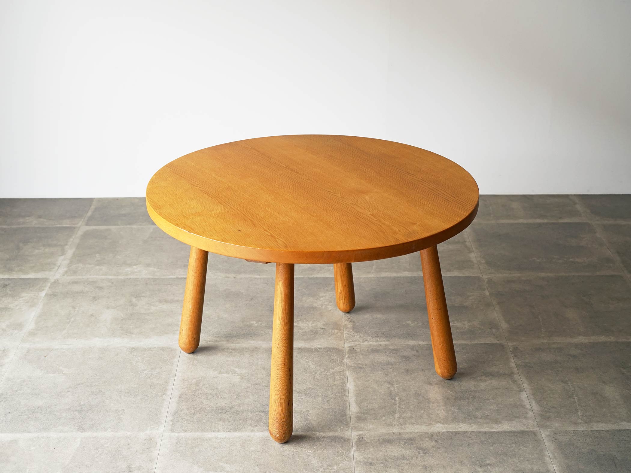デンマークデザイン円形のコーヒーテーブル 丸いローテーブル 1940年
