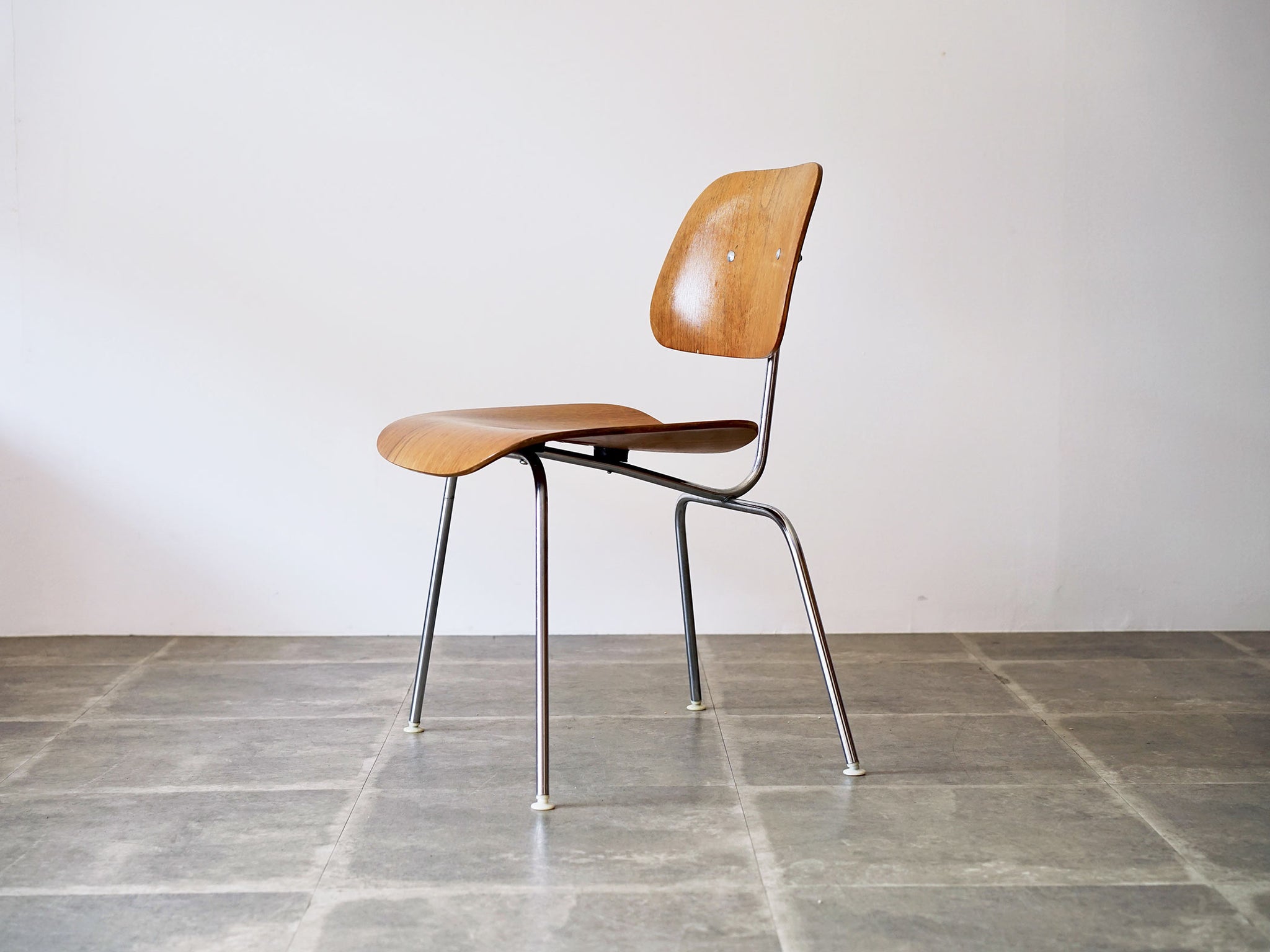 Charles Eames＆Ray Eames（チャールズ・イームズ＆レイ・イームズ）DCMチェア 1946年デザイン Herman Miller (ハーマンミラー)製｜ ミッドセンチュリー家具 – KONDO