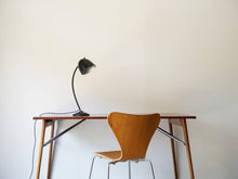画像をギャラリービューアに読み込む, デンマークデザインの黒いテーブルランプとテーブルと椅子

