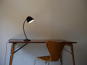 デンマークデザインの黒いテーブルランプの点灯イメージと椅子とテーブル