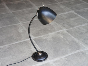 デンマークデザインの黒いテーブルランプの側面