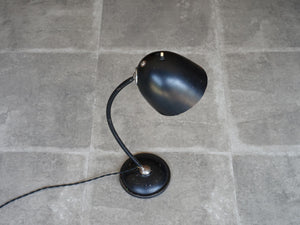 デンマークデザインの黒いテーブルランプをやや上から