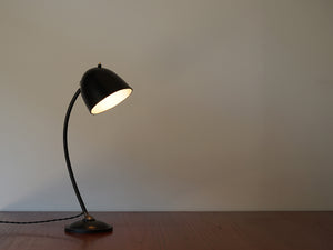 デンマークデザインの黒いテーブルランプの点灯イメージ