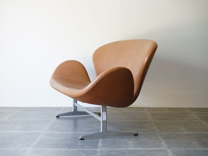 Arne Jacobsen（アルネ・ヤコブセン）のスワンソファ3321の側面