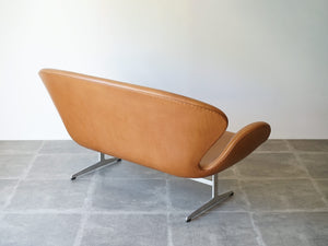 Arne Jacobsen（アルネ・ヤコブセン）のスワンソファ3321の背面