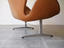 画像をギャラリービューアに読み込む, Arne Jacobsen（アルネ・ヤコブセン）のスワンソファ3321の脚
