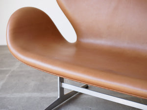 Arne Jacobsen（アルネ・ヤコブセン）のスワンソファ3321のレザー張の座面