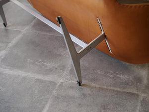 Arne Jacobsen（アルネ・ヤコブセン）のスワンソファ3321の裏面脚