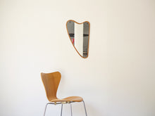 画像をギャラリービューアに読み込む, デンマークデザインの壁掛け鏡ヴィンテージミラーとセブンチェア
