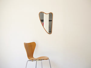 デンマークデザインの壁掛け鏡ヴィンテージミラーとセブンチェア