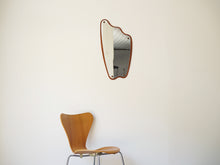 画像をギャラリービューアに読み込む, デンマークデザイン 壁掛け鏡 ヴィンテージミラーとセブンチェア
