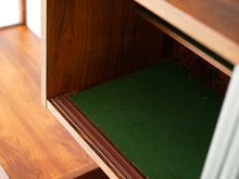 画像をギャラリービューアに読み込む, Poul Cadovius Royal Persienne CADO Royal Wall Shelving System ポール カドヴィウス  ローズウッド 北欧ヴィンテージ ウォールシェルフのキャビネット 開けた様子
