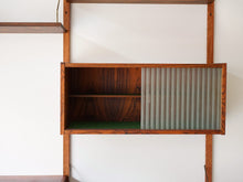 画像をギャラリービューアに読み込む, Poul Cadovius Royal Persienne CADO Royal Wall Shelving System ポール カドヴィウス  ローズウッド 北欧ヴィンテージ ウォールシェルフのキャビネット 開けた様子
