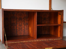 画像をギャラリービューアに読み込む, Poul Cadovius Royal Persienne CADO Royal Wall Shelving System ポール カドヴィウス  ローズウッド 北欧ヴィンテージ ウォールシェルフ キャビネットの開けた様子
