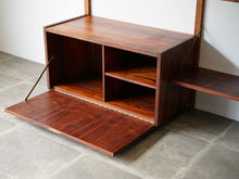 画像をギャラリービューアに読み込む, Poul Cadovius Royal Persienne CADO Royal Wall Shelving System ポール カドヴィウス  ローズウッド 北欧ヴィンテージ ウォールシェルフ キャビネットの開けた様子
