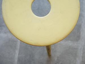バウハウスデザインの黄色のスツールの座面